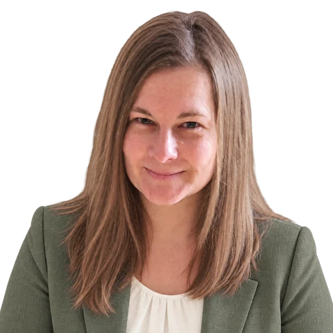 Evelin portréja olívazöld zakóban.